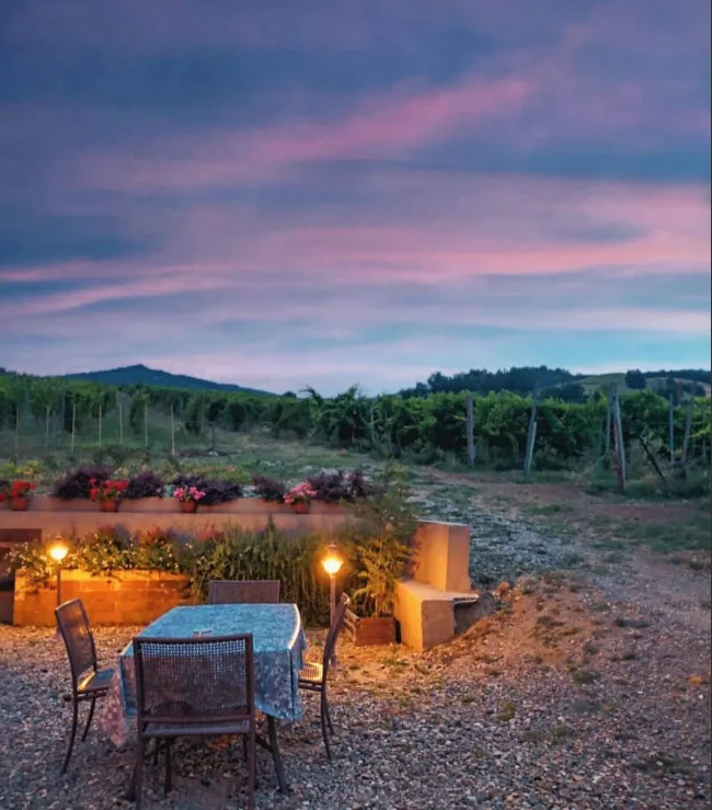 L'agriturismo Uva Matta di sera, con vista sulle vigne al tramonto
