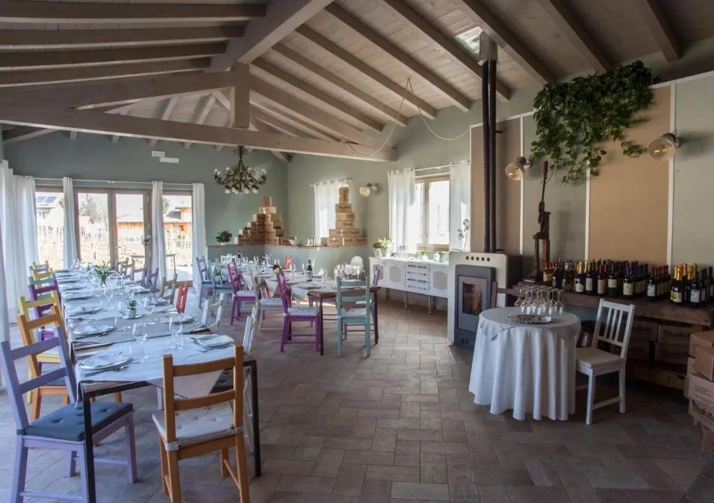 Il salone del ristorante dell'agriturismo Uva Matta