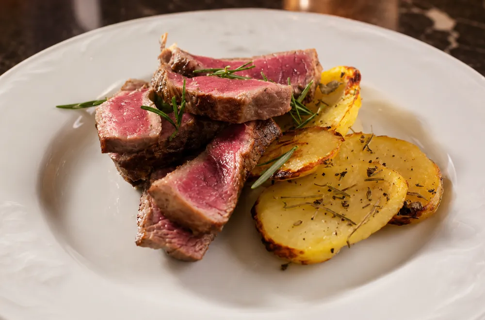 Bistecca con patate al ristorante Uva Matta