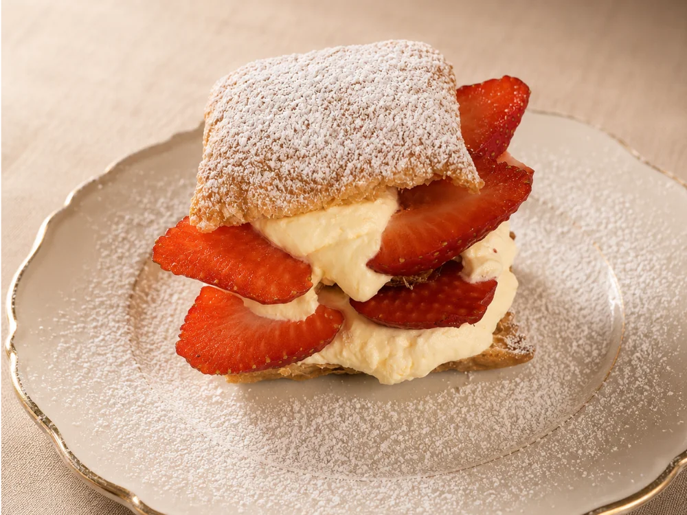 Dolce con fragole fatto in casa