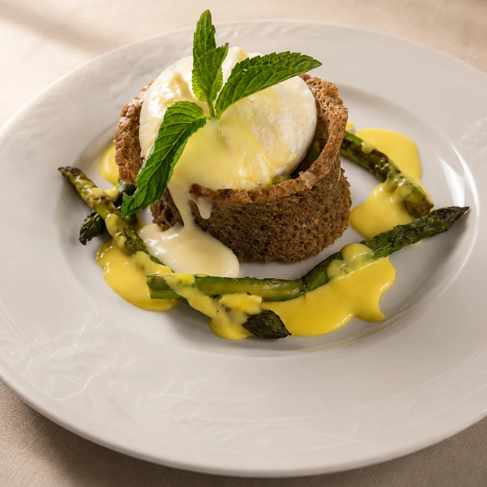 Secondo di carne con asparagi di stagione